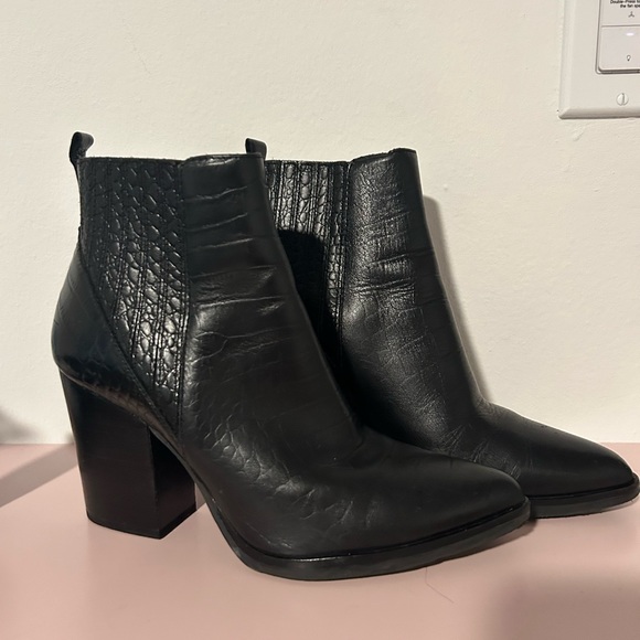 lightly worn Marc Fisher Black ankle boots - Picture 1 of 3
